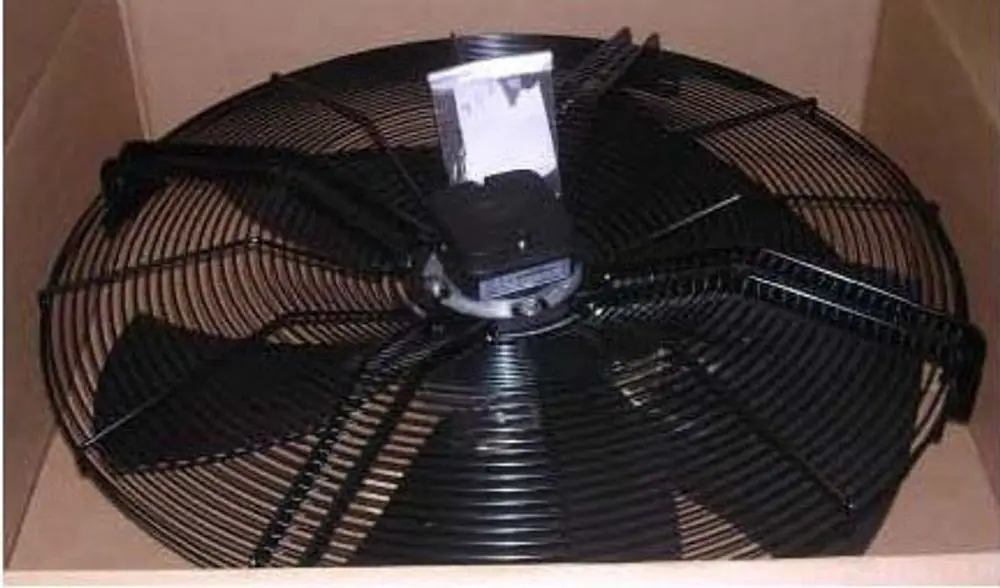 Remeha Ventilatormotor in einem Karton. Der Motor hat mehrere schwarze Ventilatorblätter und ist für einen geräuscharmen Betrieb ausgelegt. 